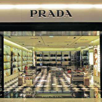 Impariamo a riconoscere una borsa di Prada vera da una falsa. Così